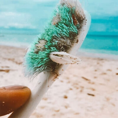 Cepillo de dientes de plástico encontrado en el mar