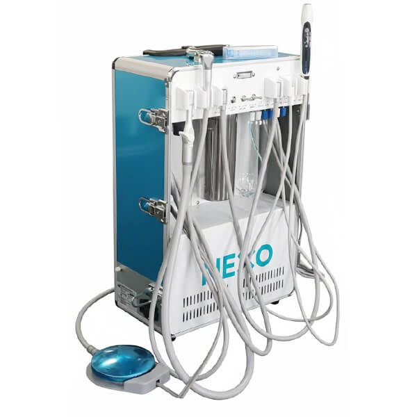 Unidad dental portátil NEXO de 6 mangueras abierta mostrando aspirador, jeringa triple, turbina, micromotor, lámpara LED de fotocurado y scaler