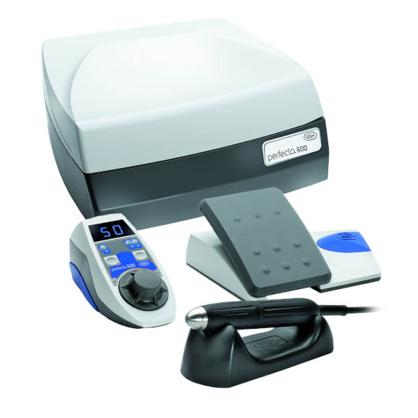 Perfecta 600 : Unité de contrôle pour le laboratoire dentaire (230 V) - Table avec réservoir Img: 202508091