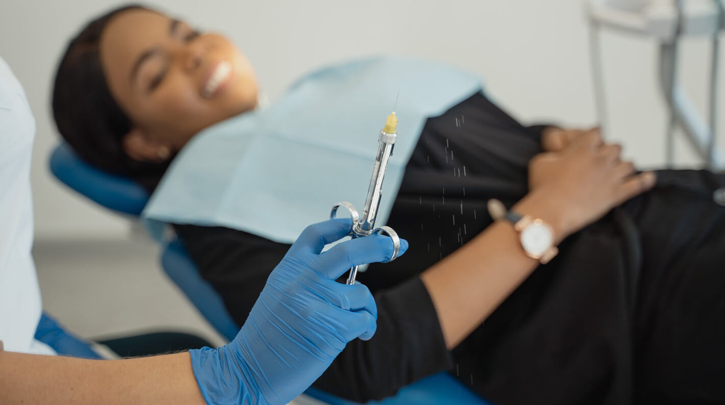 paziente con siringa per anestesia