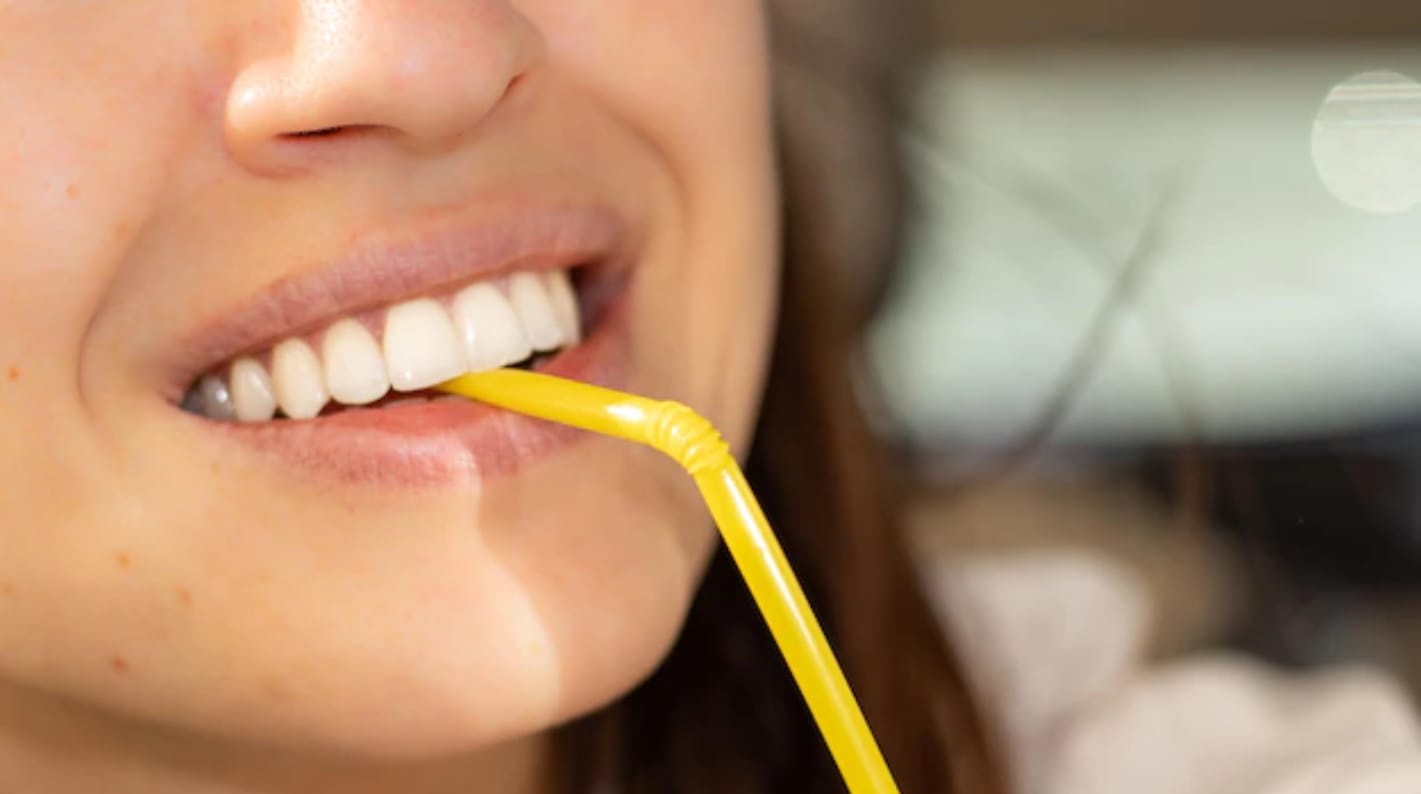 O uso de palhinhas ajuda a reduzir a sensibilidade dentária causada pelas bebidas frias