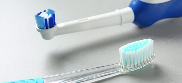 Cepillo manual vs cepillo eléctrico: ¿Cuál es mejor para la salud de tu boca?