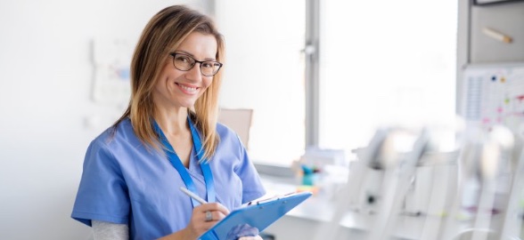 ¿Cómo se compone el equipo de una clínica dental?: conoce sus roles y funciones