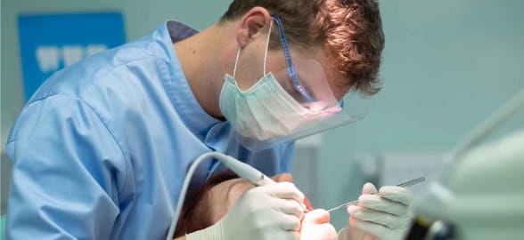 La importancia de los uniformes sanitarios en la clínica dental: calidad, seguridad e imagen profesional